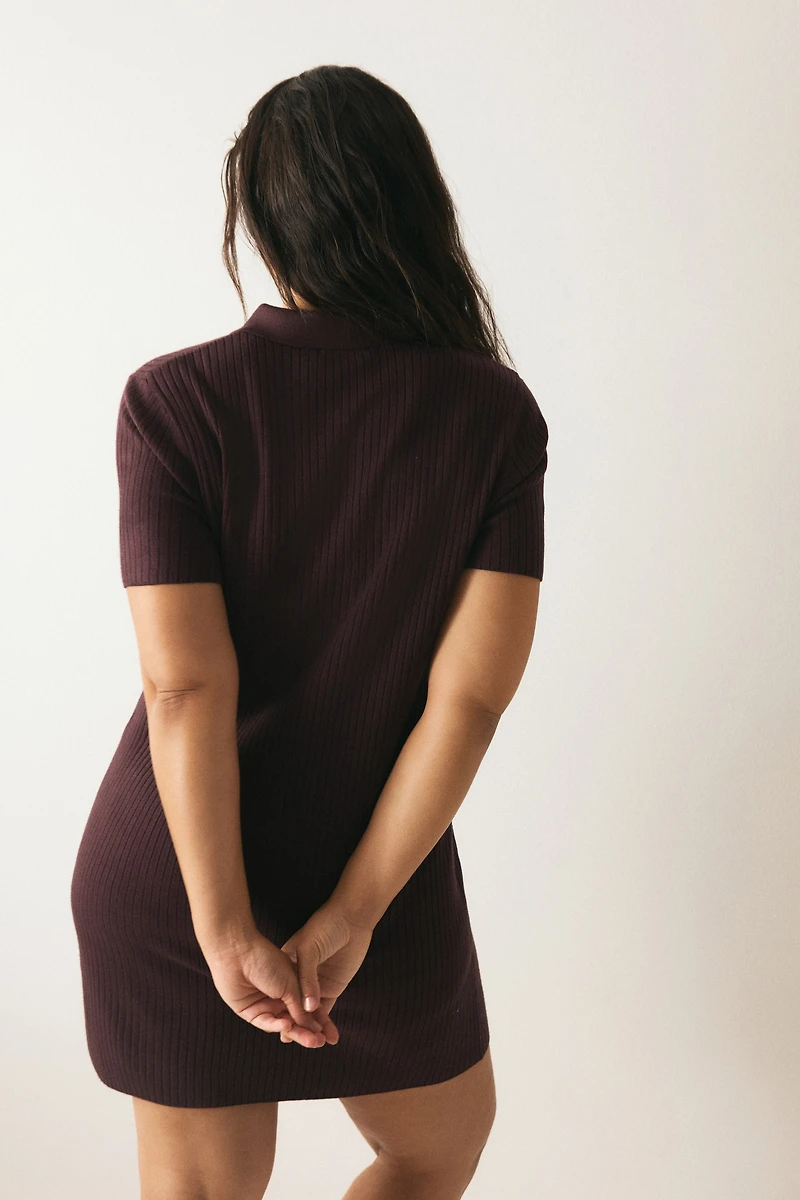 Robe en tricot côtelé avec col