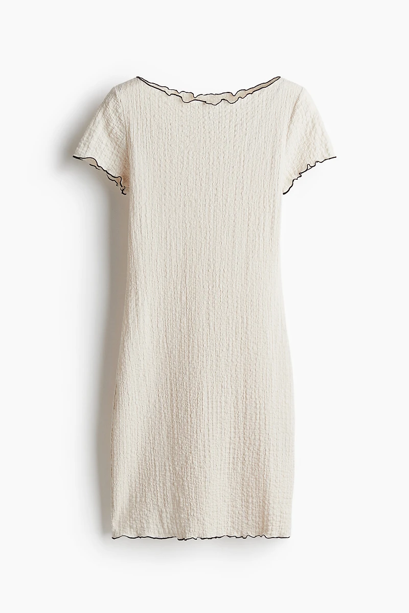 Robe froissée avec détails surjetés