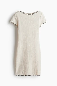 Robe froissée avec détails surjetés