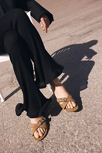 Sandales à brides croisées