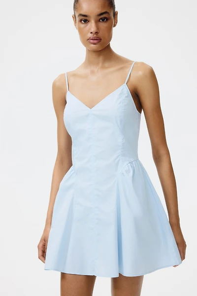 Robe à bretelles fines avec jupe évasée