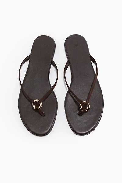 Sandales plates avec anneau