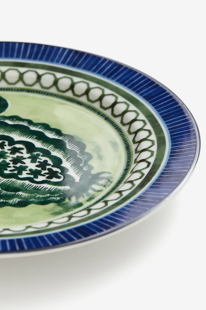 Assiette moyenne en porcelaine
