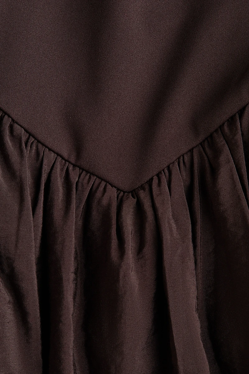 Robe bi-matière avec panneau drapé