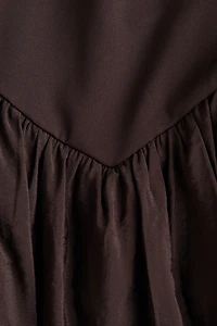 Robe bi-matière avec panneau drapé