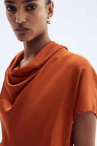 Robe en satin avec encolure bénitier