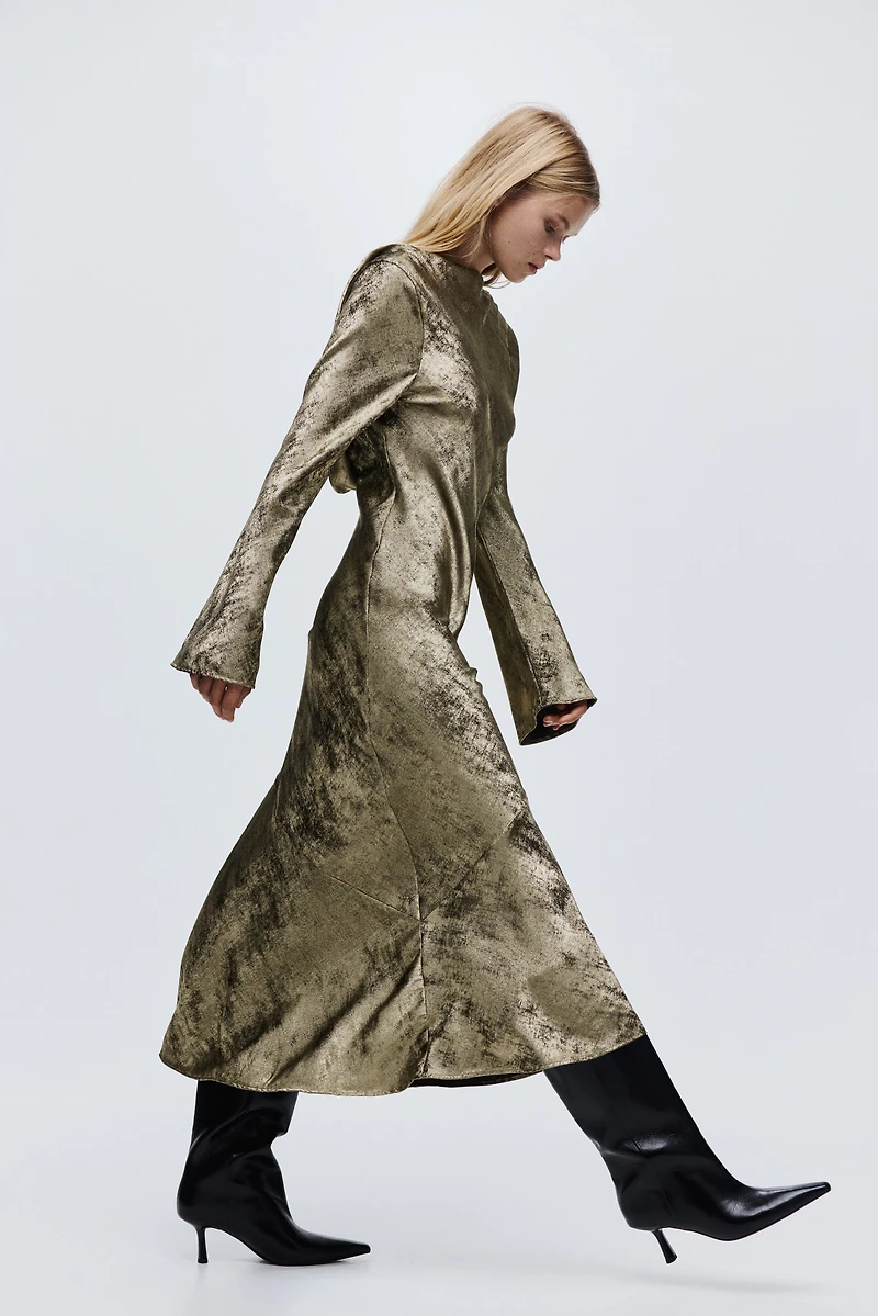 Robe en satin avec dos ouvert