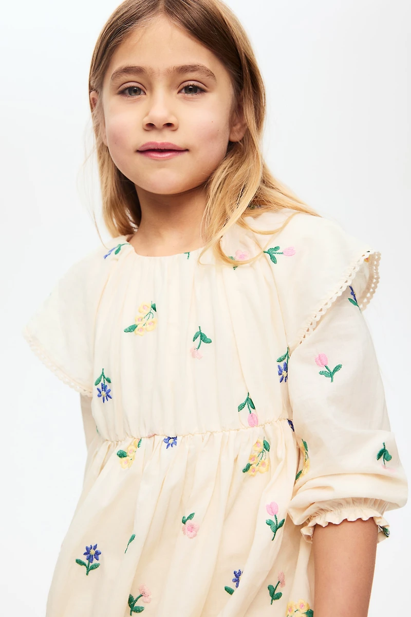Robe brodée et volantée en coton