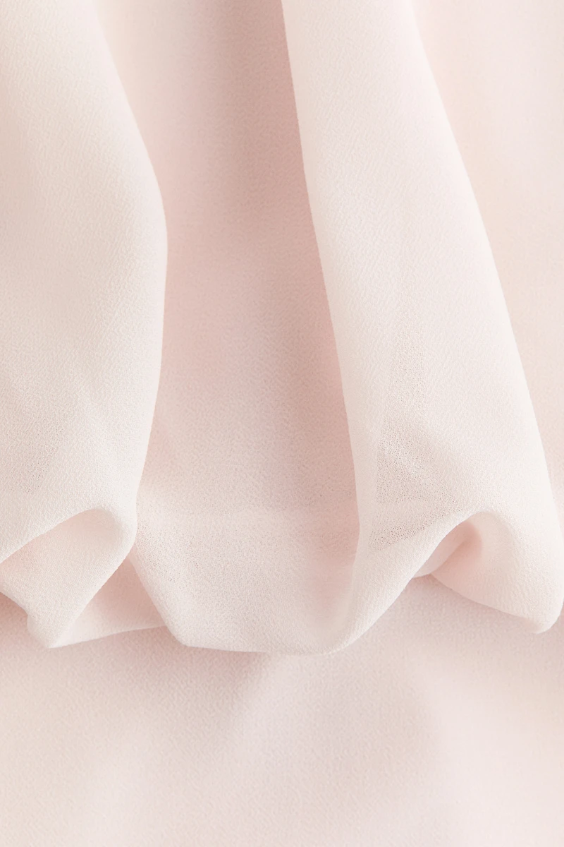 Robe en mousseline avec détail à nouer