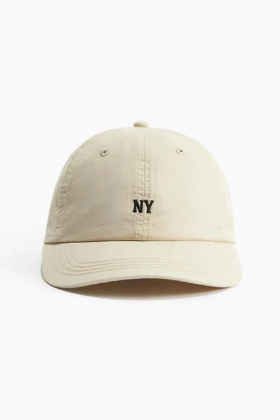 Casquette en sergé avec détail brodé
