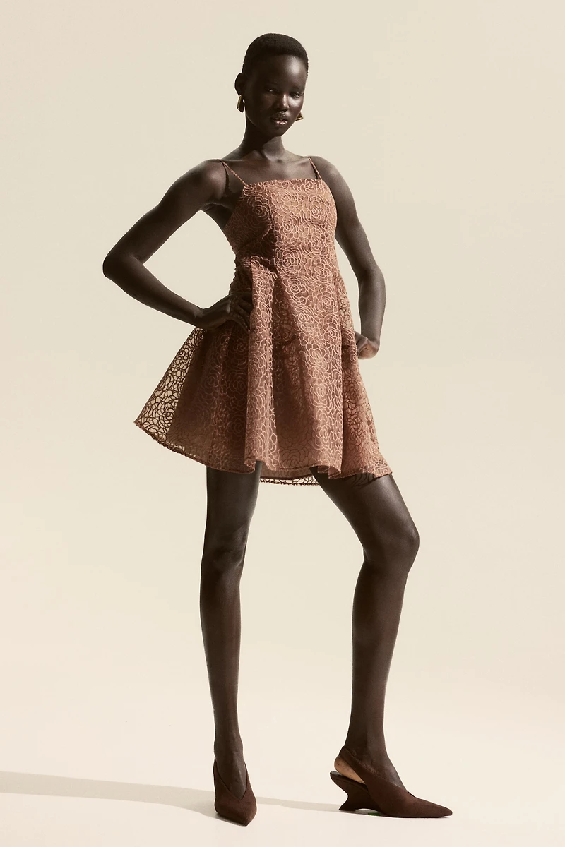 Robe brodée à bretelles fines