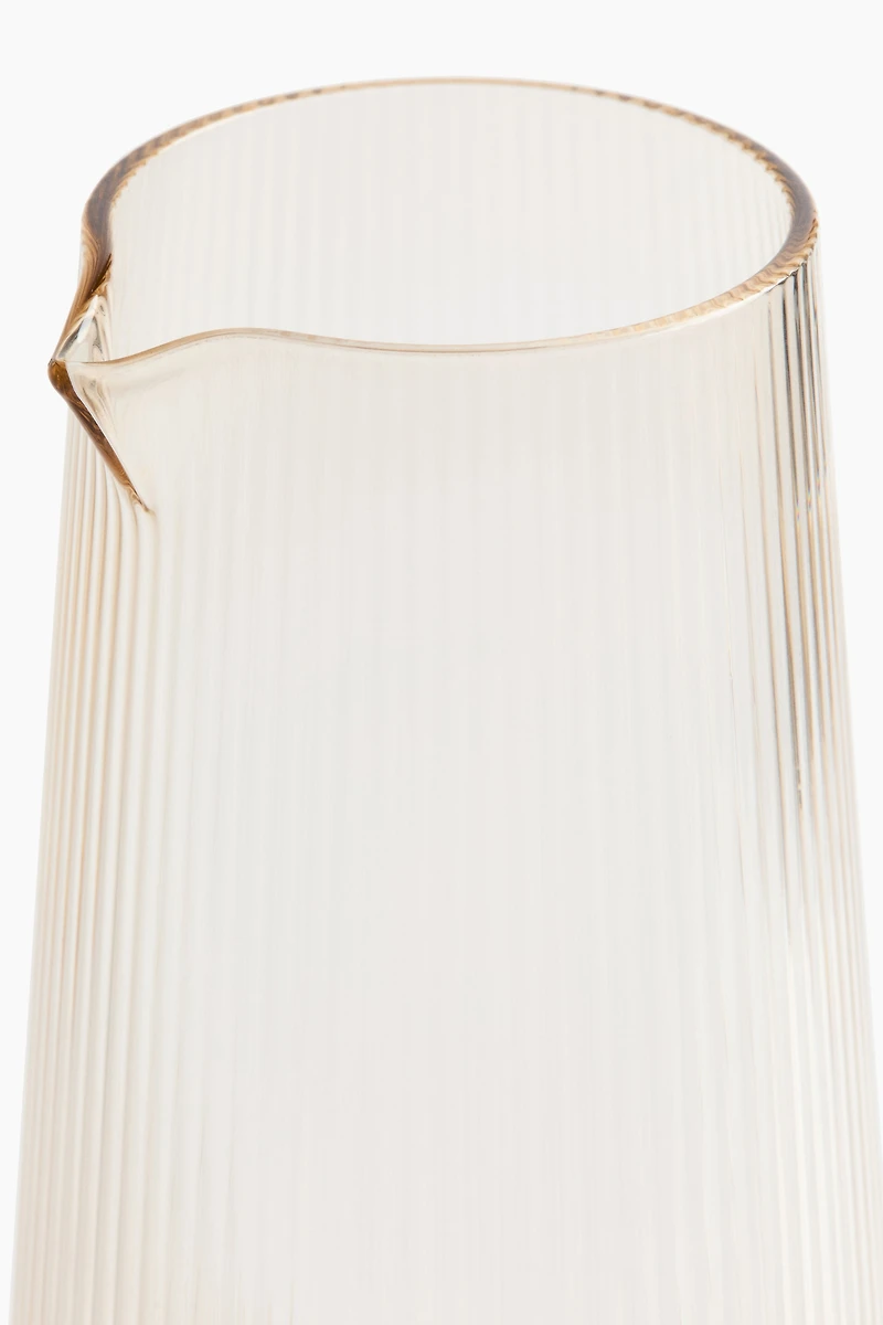 Carafe en verre rainuré