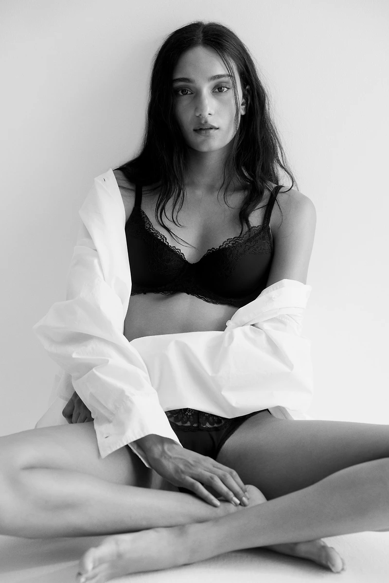 Soutien-gorge coussiné en microfibre et dentelle