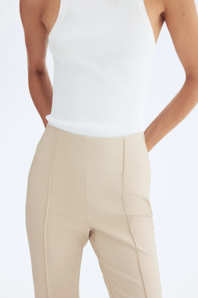 Pantalon évasé avec plis devant
