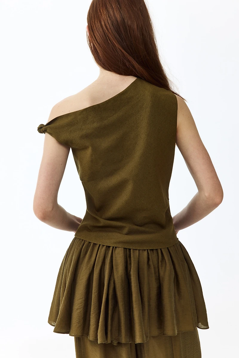 Haut asymétrique avec détail noué