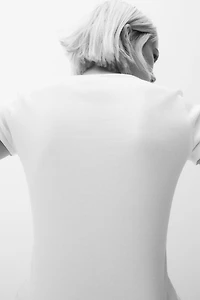 T-shirt côtelé avec boutons
