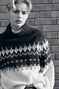 Chandail en tricot jacquard avec col cheminée