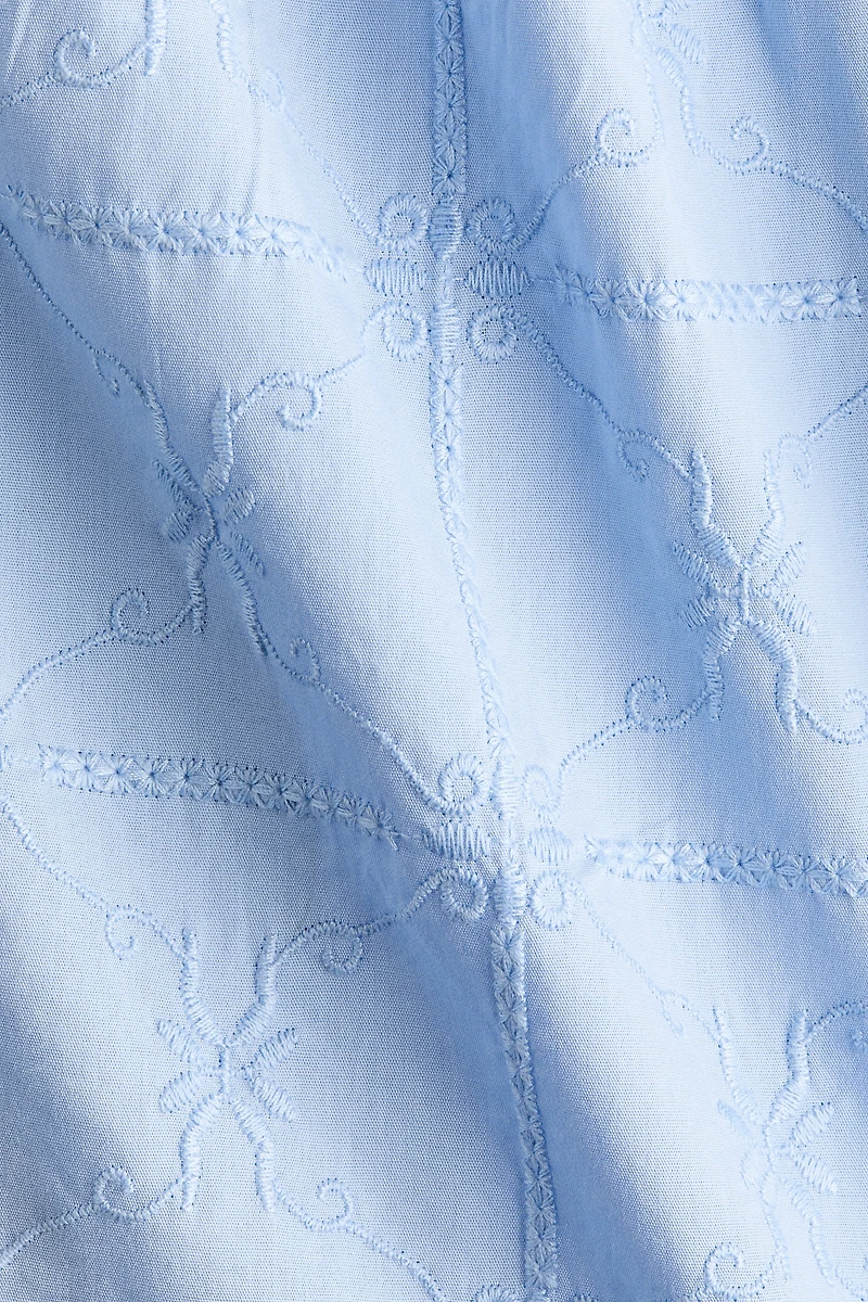 Robe brodée à jupe évasée