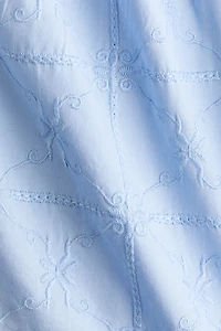 Robe brodée à jupe évasée