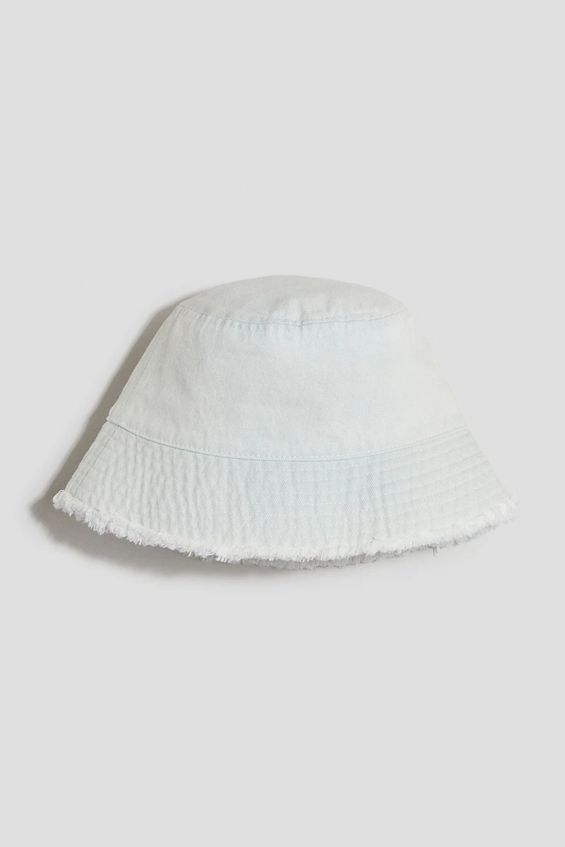 Chapeau en denim à bord frangé