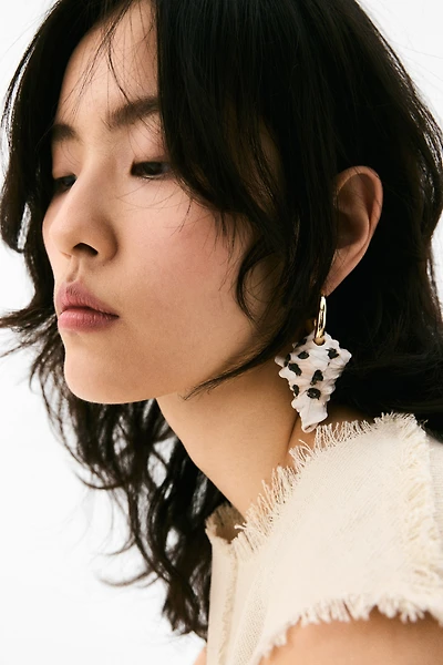 Seashell-pendant earrings