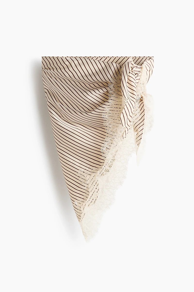 Foulard triangulaire avec dentelle