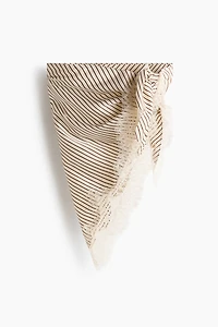 Foulard triangulaire avec dentelle