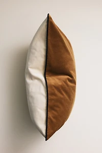 Housse de coussin en velours avec passepoil