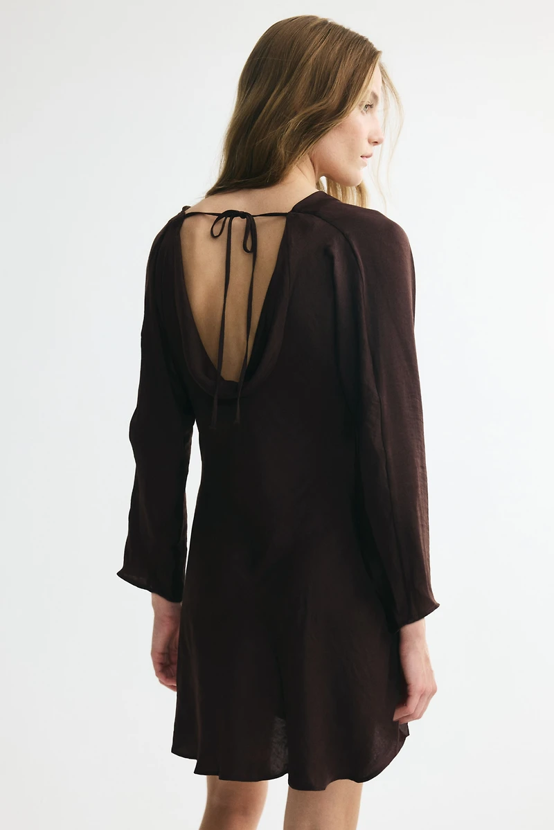 Robe à encolure bénitier avec jupe évasée