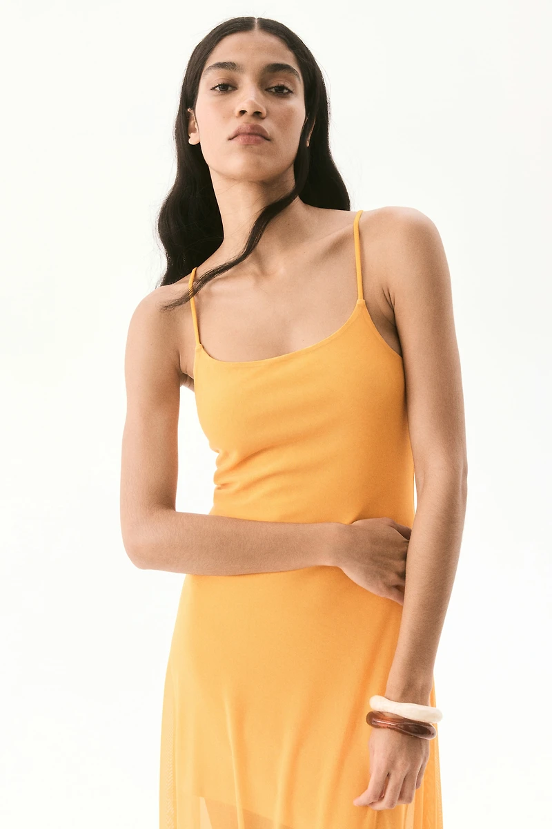 Robe en filet à bretelles fines