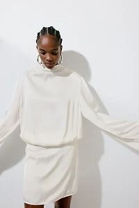 Robe en satin à effet drapé