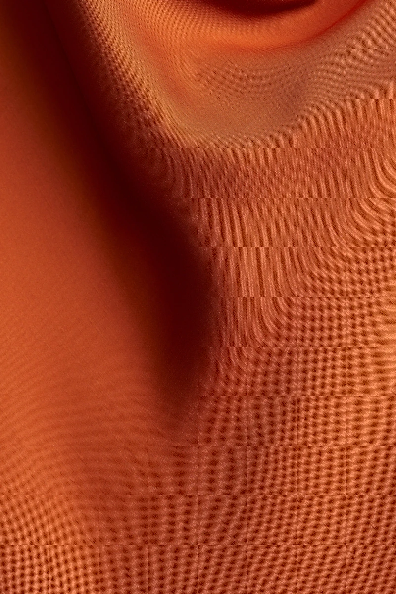 Robe en satin avec encolure bénitier