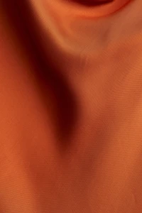 Robe en satin avec encolure bénitier