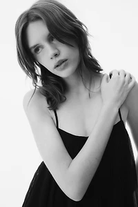 Robe plissée à bretelles fines