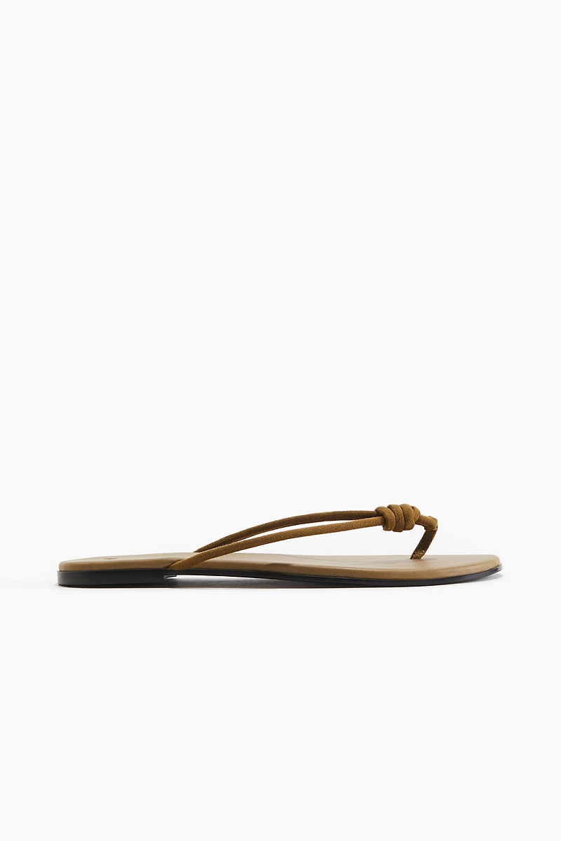 Sandales plates avec détail noué