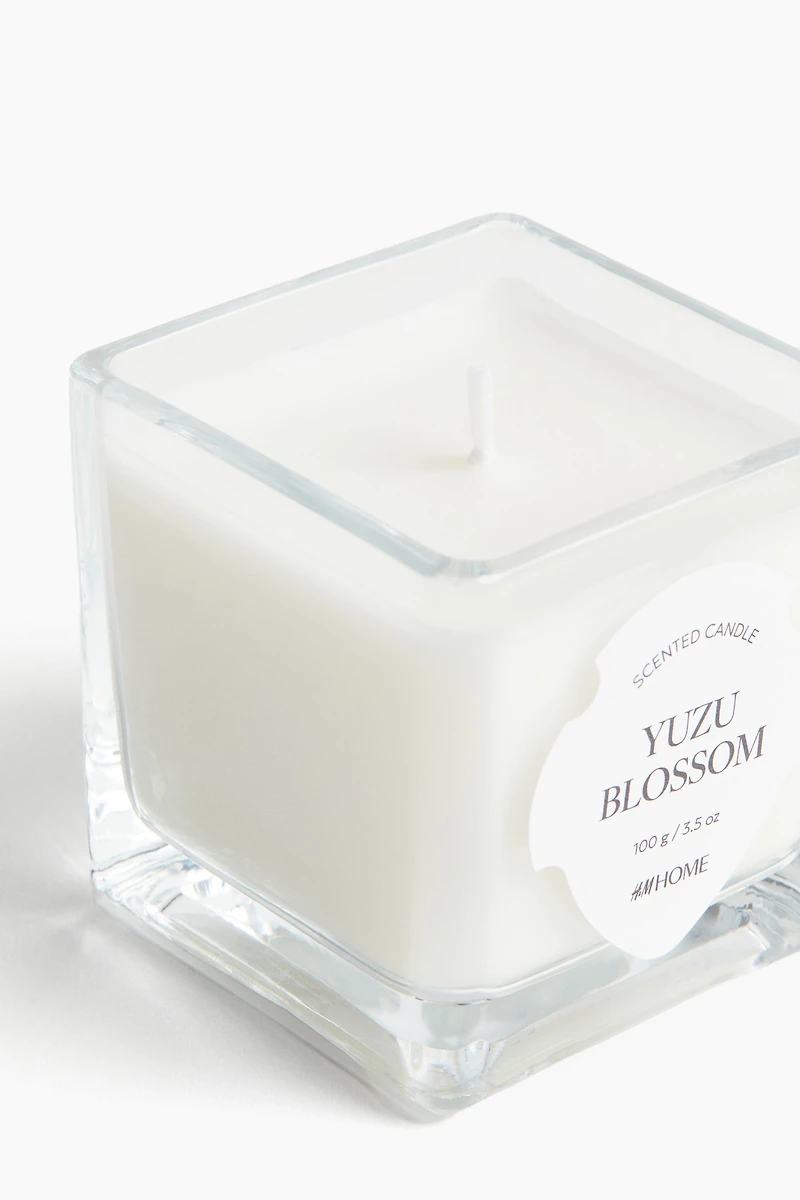 Petite bougie parfumée dans un pot en verre