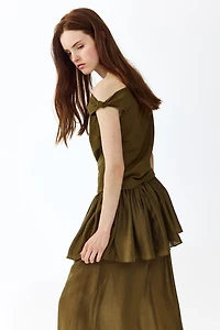 Haut asymétrique avec détail noué