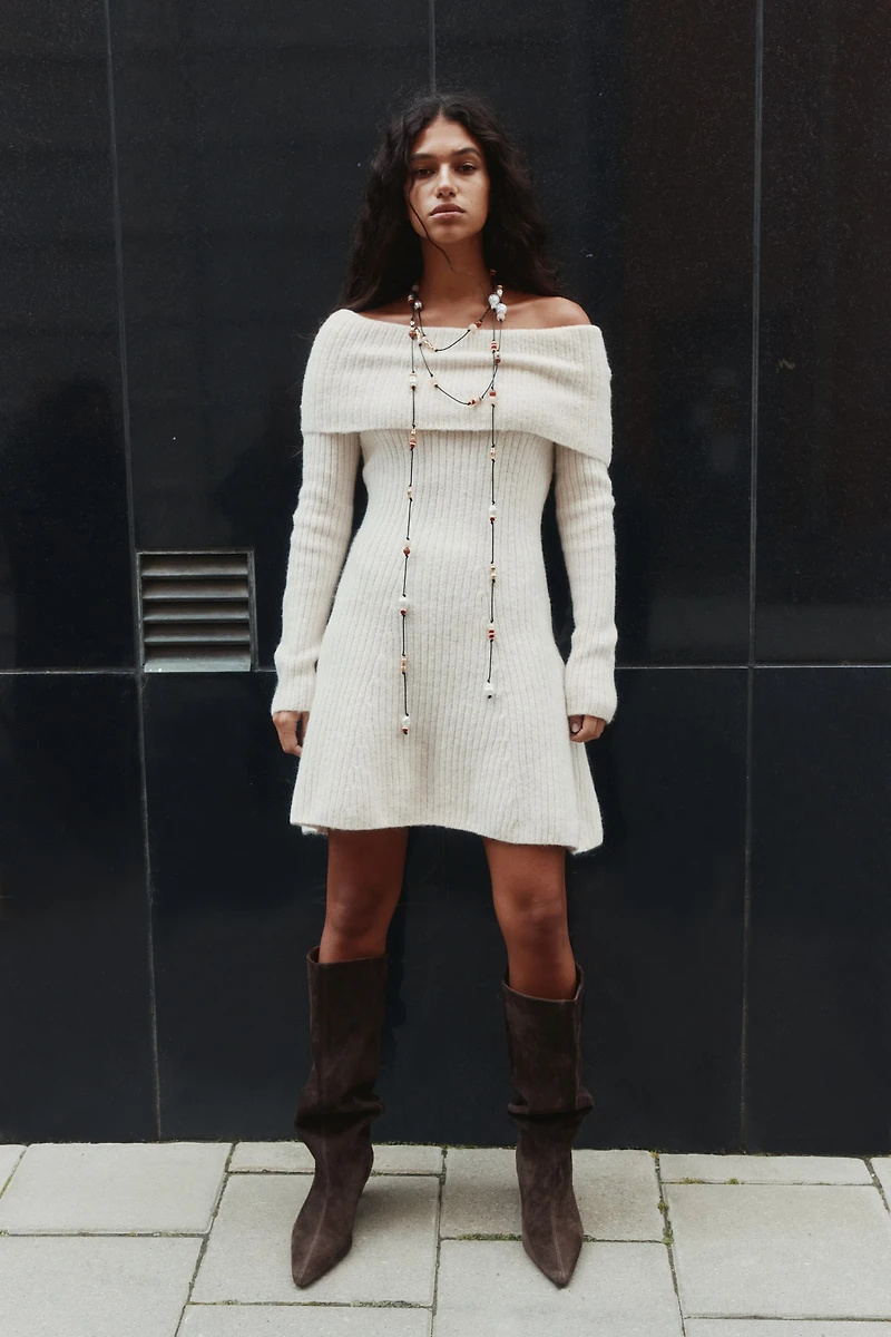 Robe épaules nues en tricot côtelé