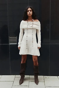 Robe épaules nues en tricot côtelé