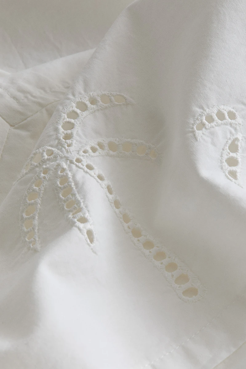 Tablecloth with Eyelet Embroidery