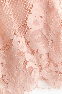 Haut festonné en dentelle