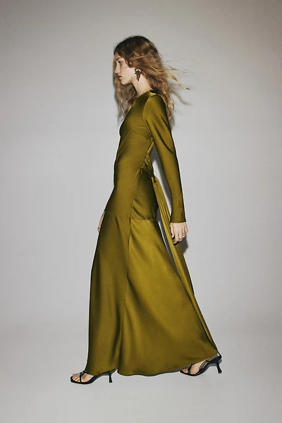 Robe avec dos ouvert et détail à nouer