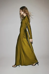 Robe avec dos ouvert et détail à nouer