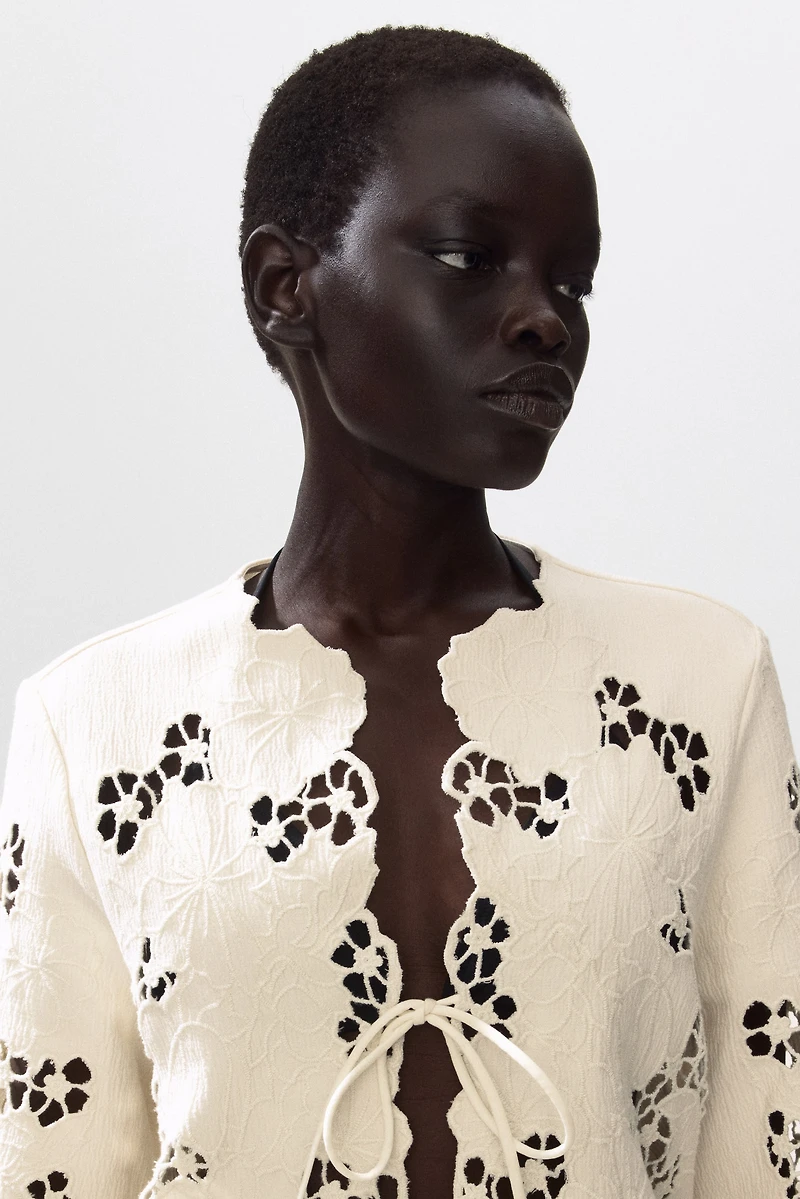 Veste à bords festonnés avec broderie anglaise