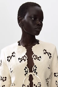 Veste à bords festonnés avec broderie anglaise