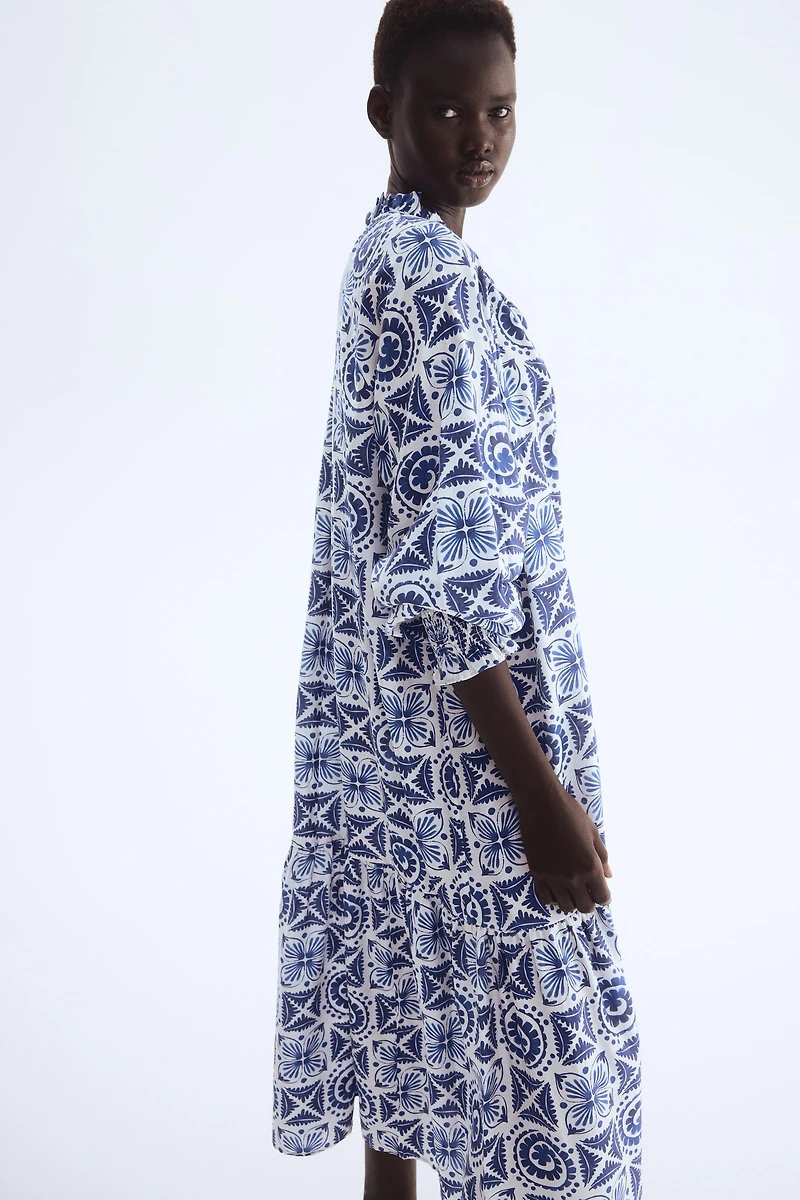 Robe à col volanté