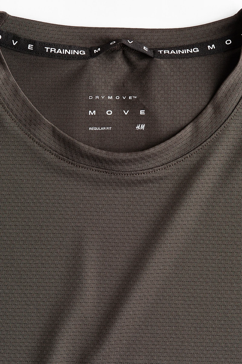 T-shirt sport épousant les muscles en DryMove🅪