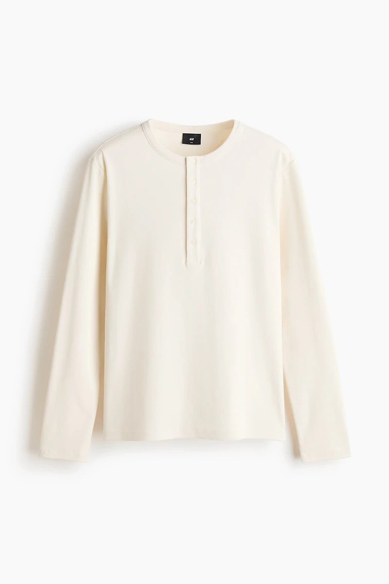 Chemise côtelée à encolure boutonnée près du corps