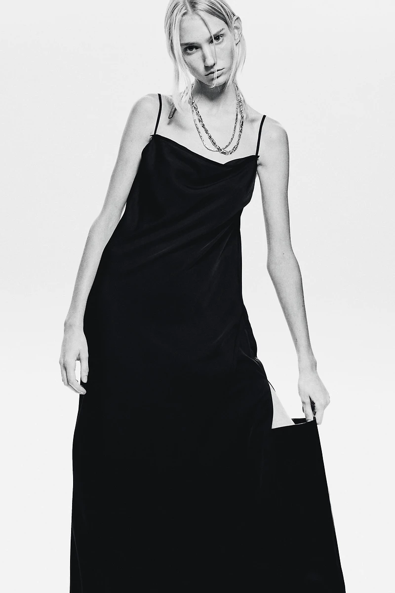 Robe à bretelles fines avec détail ceinture