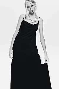 Robe à bretelles fines avec détail ceinture